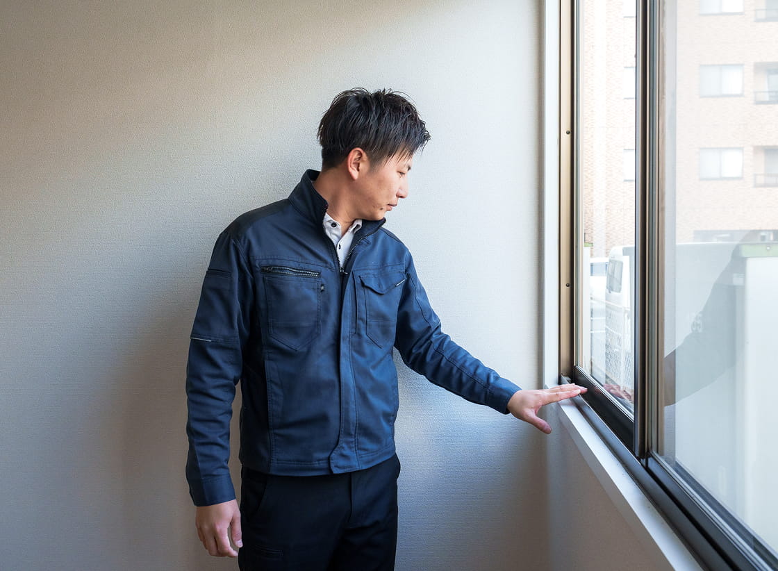 お客様に説明する人