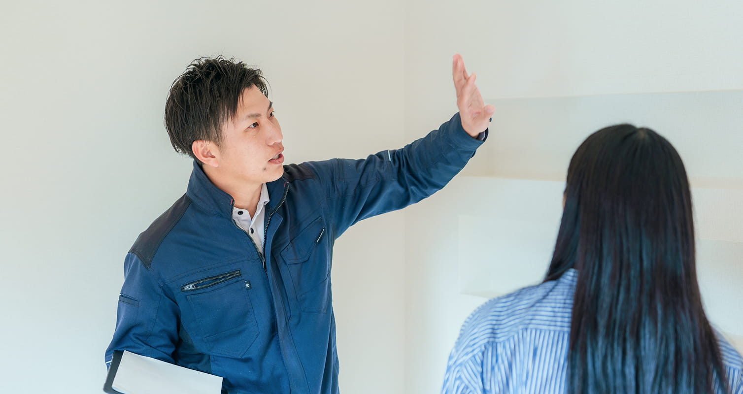 お客様に説明をする人