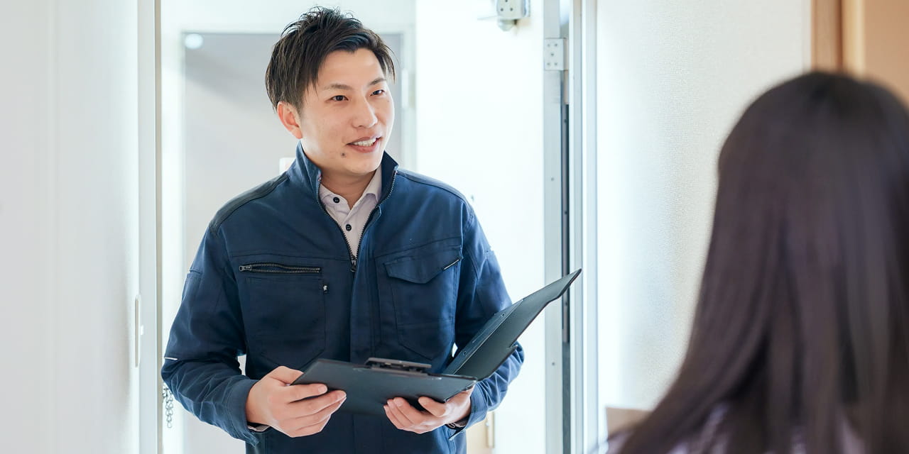 お客様と話す人